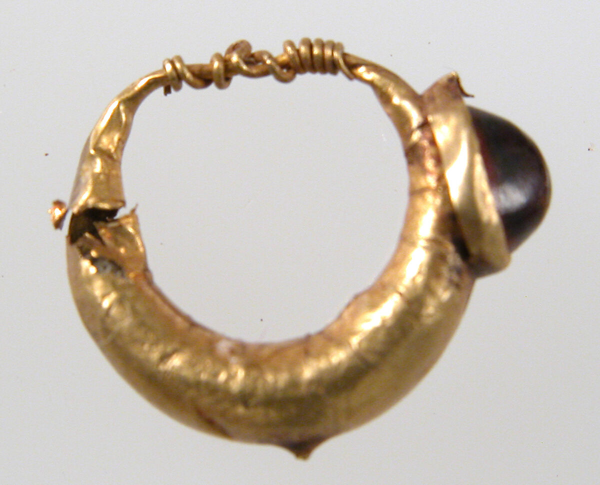 Earring, Gold, garnet or glass paste cabochon, Pontic