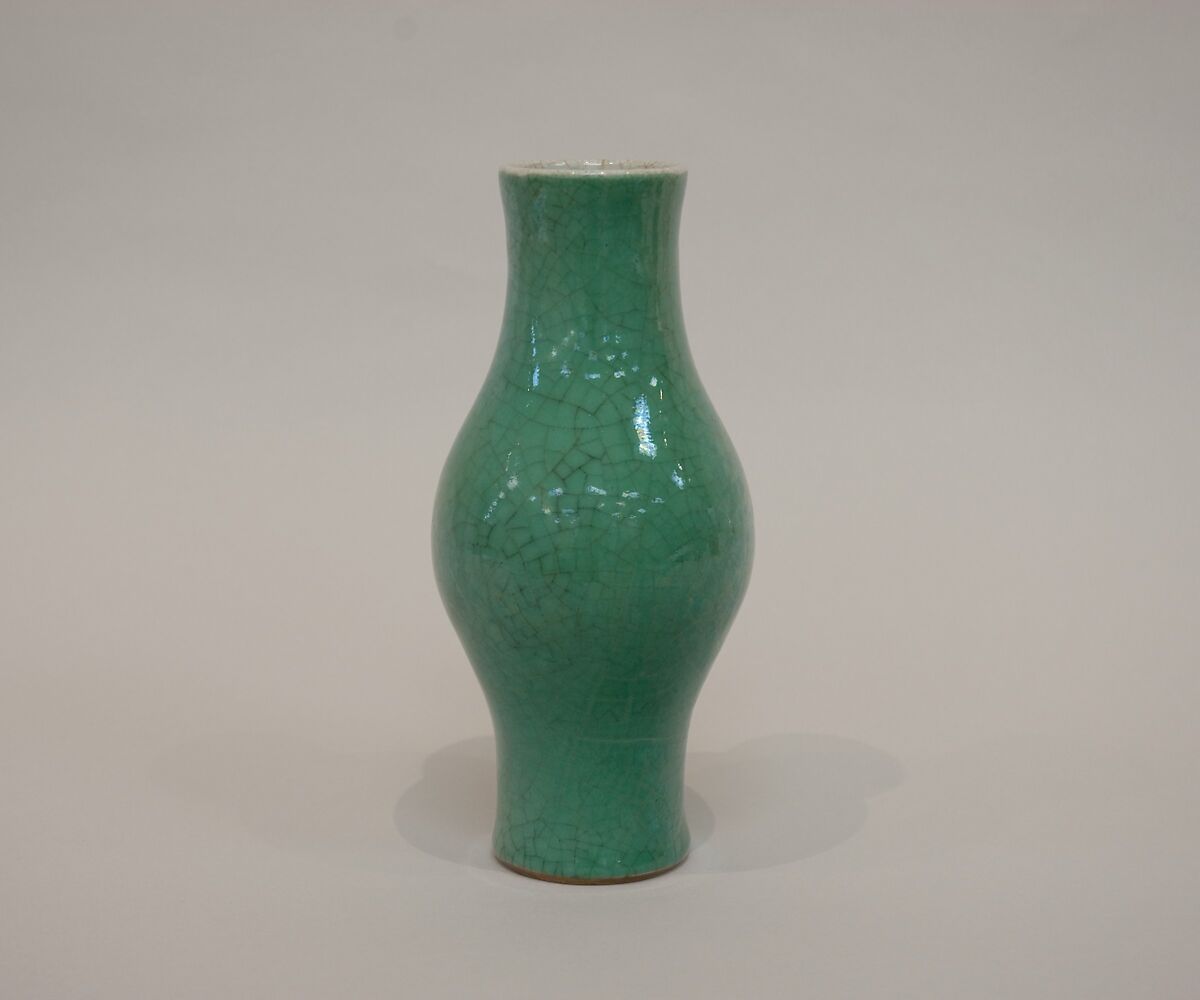 Vase, Porcelain painted with green glaze, China 