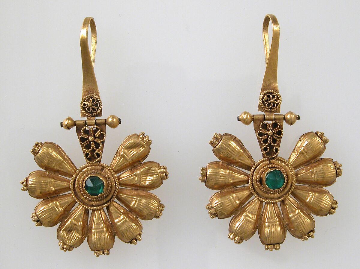 Earring, Gold, green glass or emerald, Ostrogothic