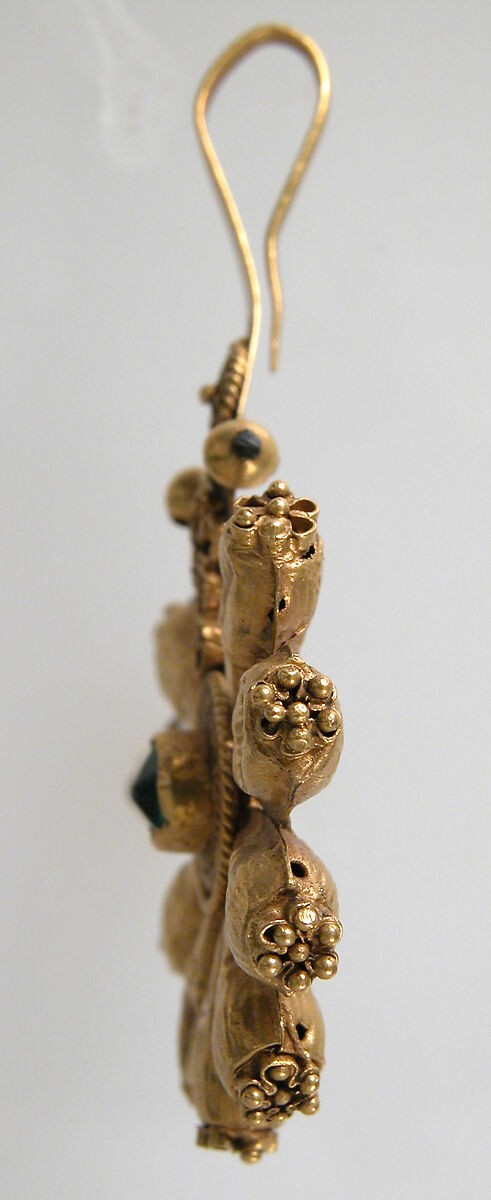 Earring, Gold, green glass or emerald, Ostrogothic