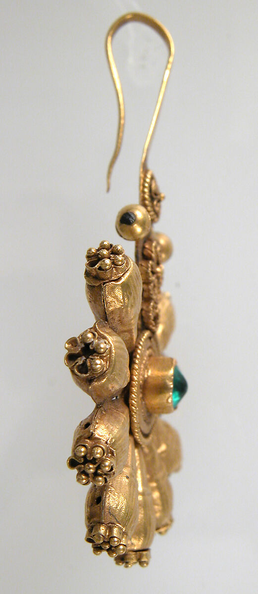 Earring, Gold, green glass or emerald, Ostrogothic