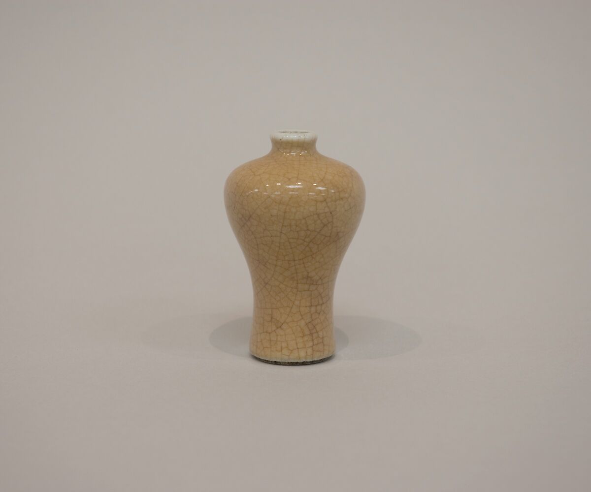 Minature Meiping vase, Porcelain with Ge-type crackled glaze (Jingdezhen ware), China