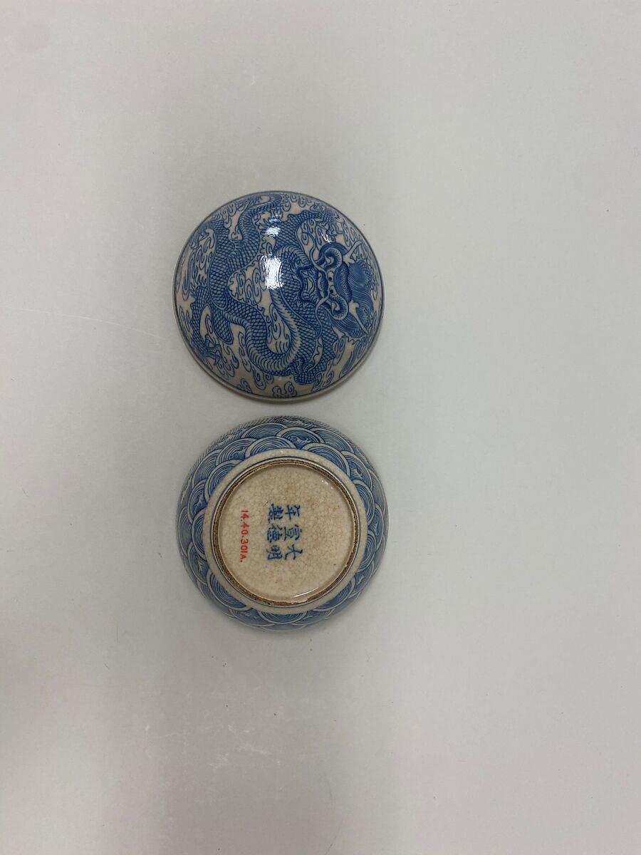 Seal paste box with dragon, Soft-paste porcelain painted in underglaze cobalt blue (Jingdezhen ware), China