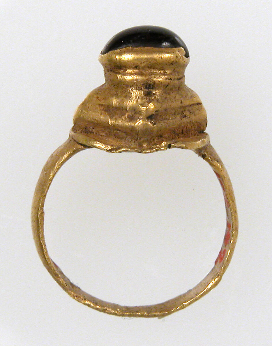 Finger Ring, Gold, garnet cabochon, Frankish