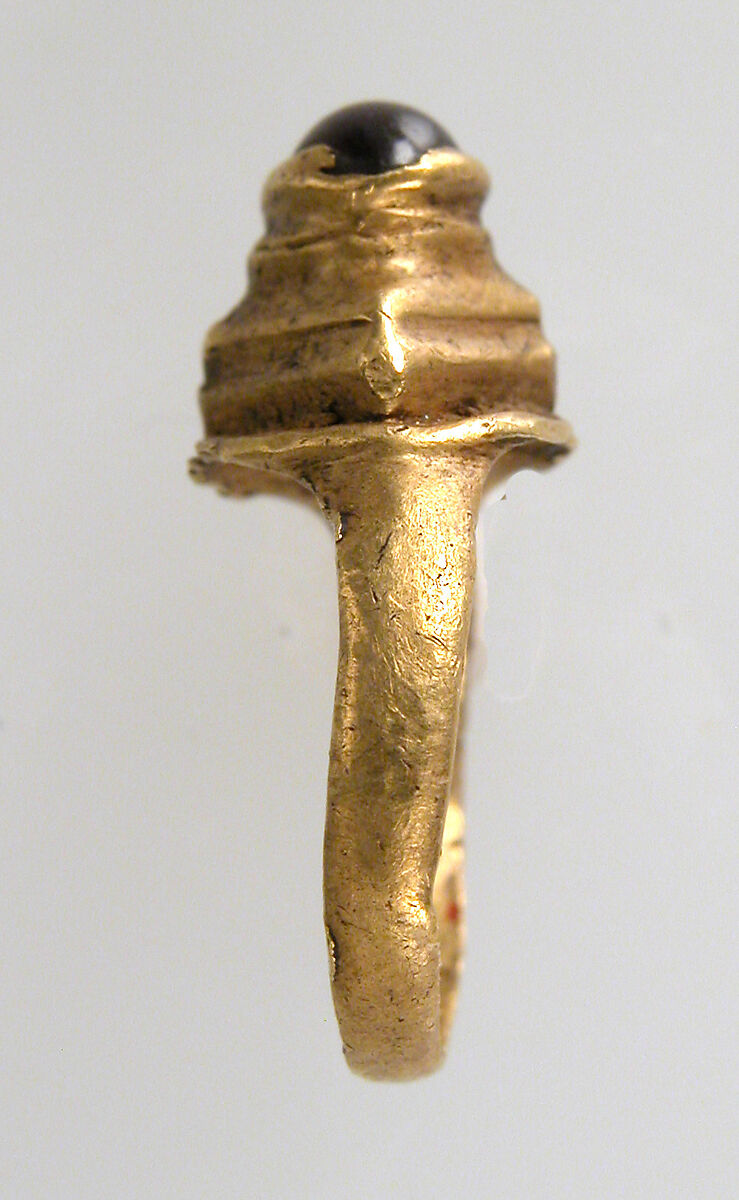 Finger Ring, Gold, garnet cabochon, Frankish