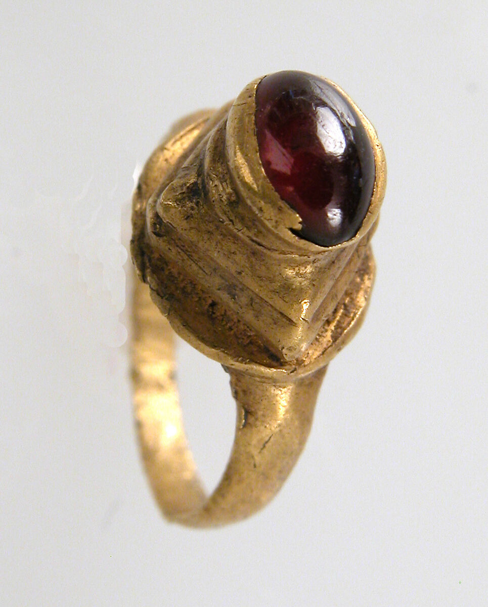 Finger Ring, Gold, garnet cabochon, Frankish 