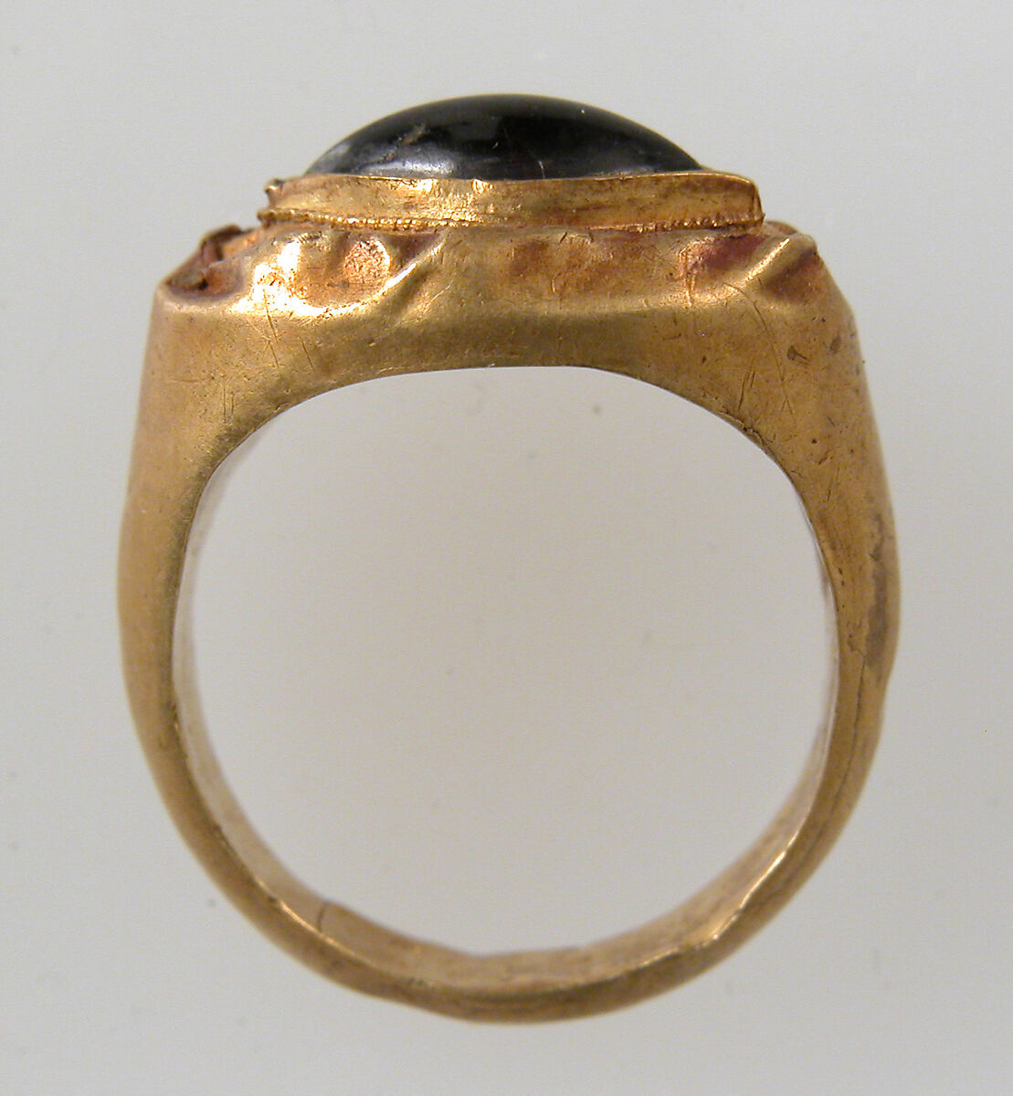 Finger Ring with Oval Bezel, Gold, garnet cabochon, Frankish