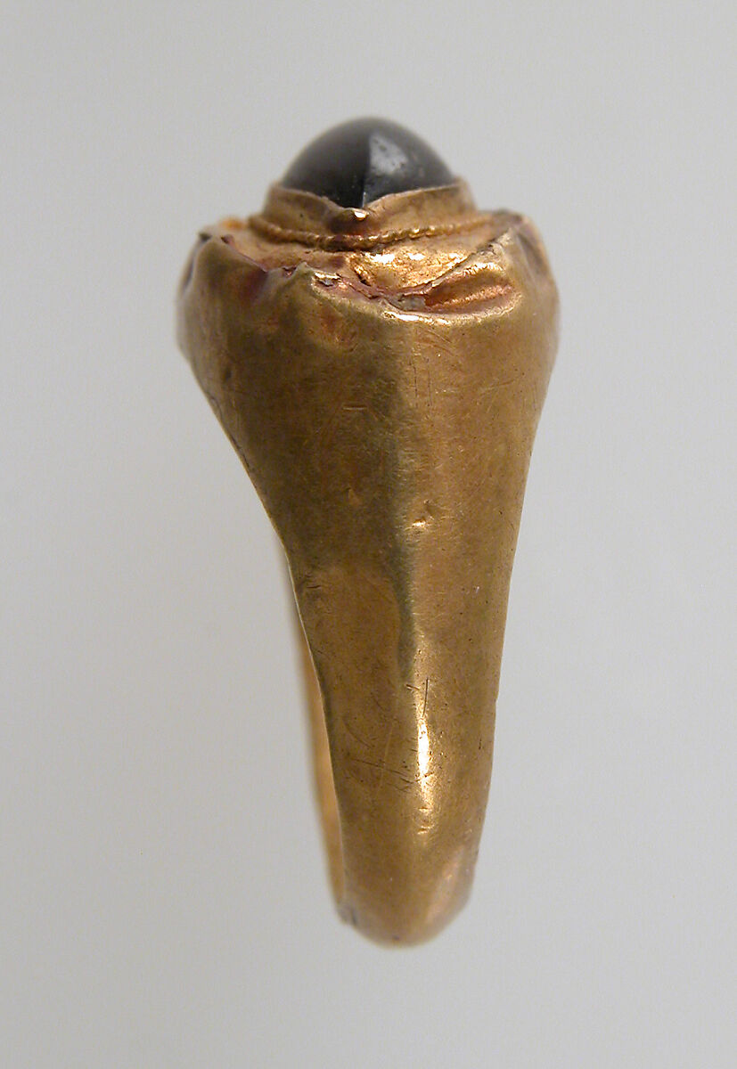 Finger Ring with Oval Bezel, Gold, garnet cabochon, Frankish