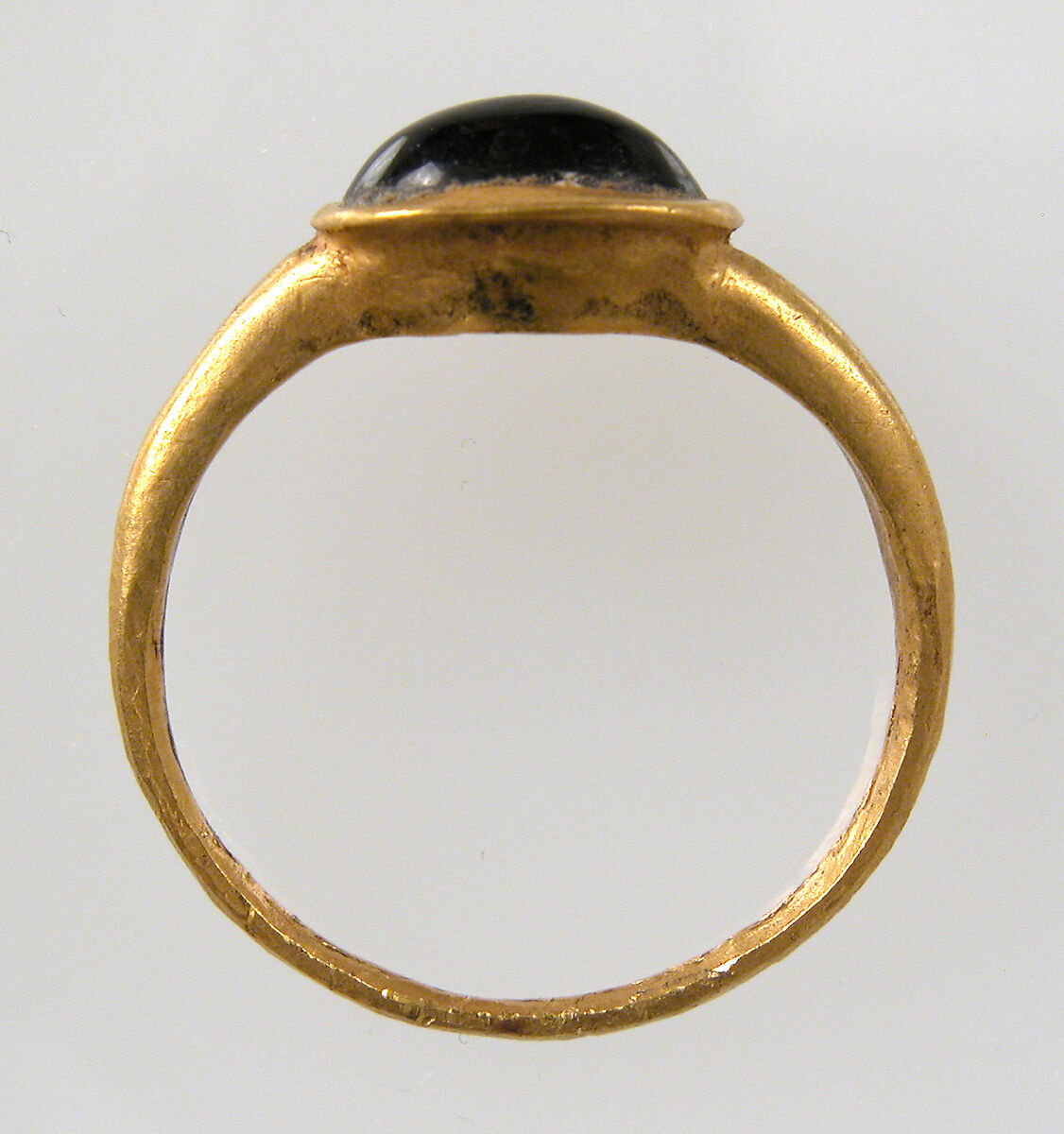 Finger Ring, Gold, garnet cabochon, Frankish