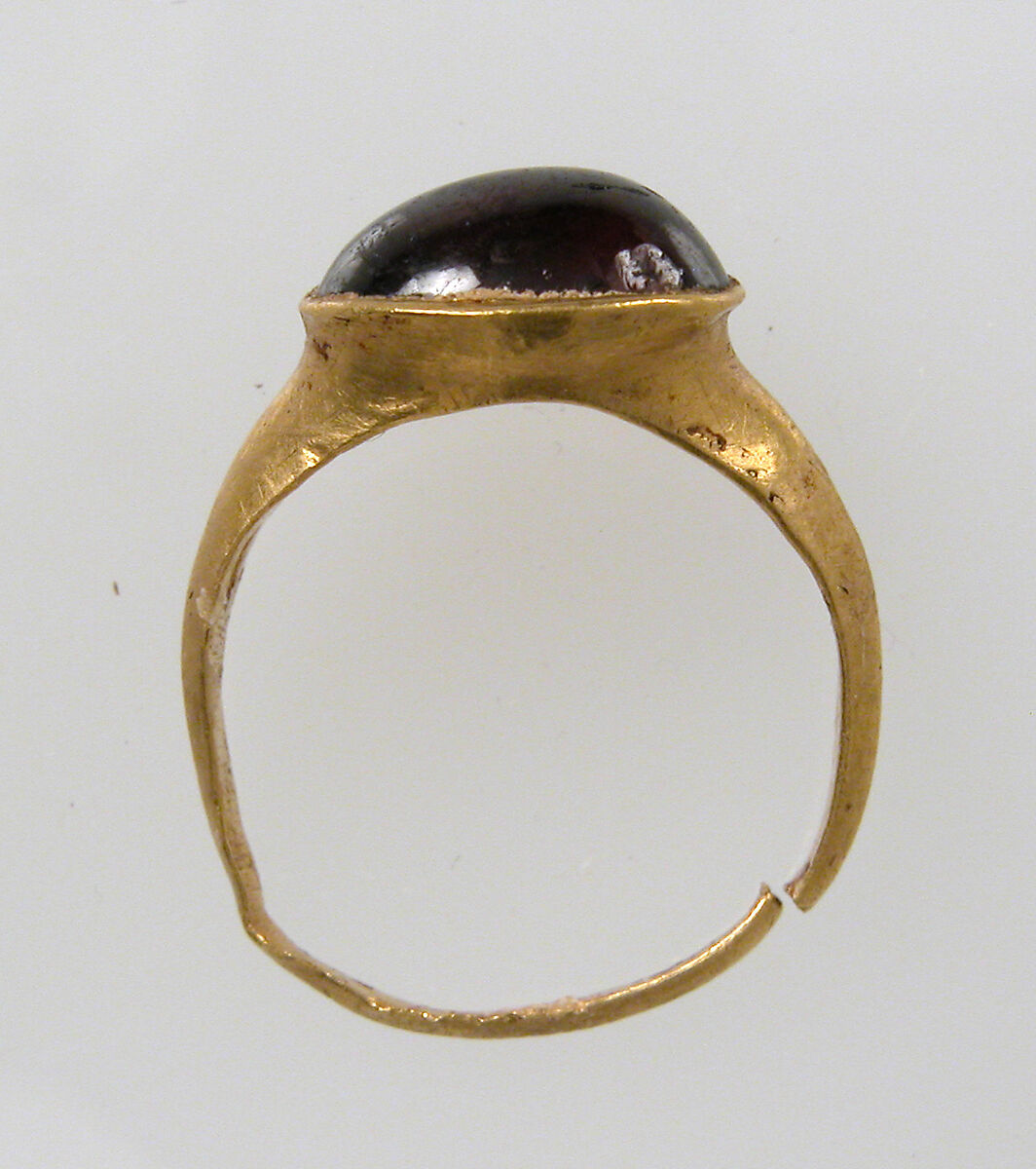 Finger Ring, Gold, garnet cabochon, Frankish