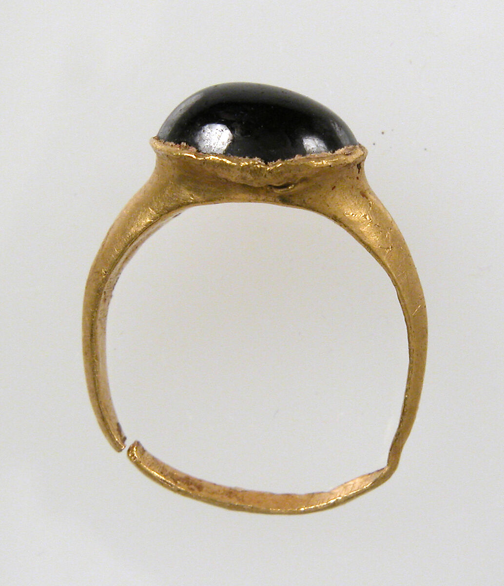 Finger Ring, Gold, garnet cabochon, Frankish