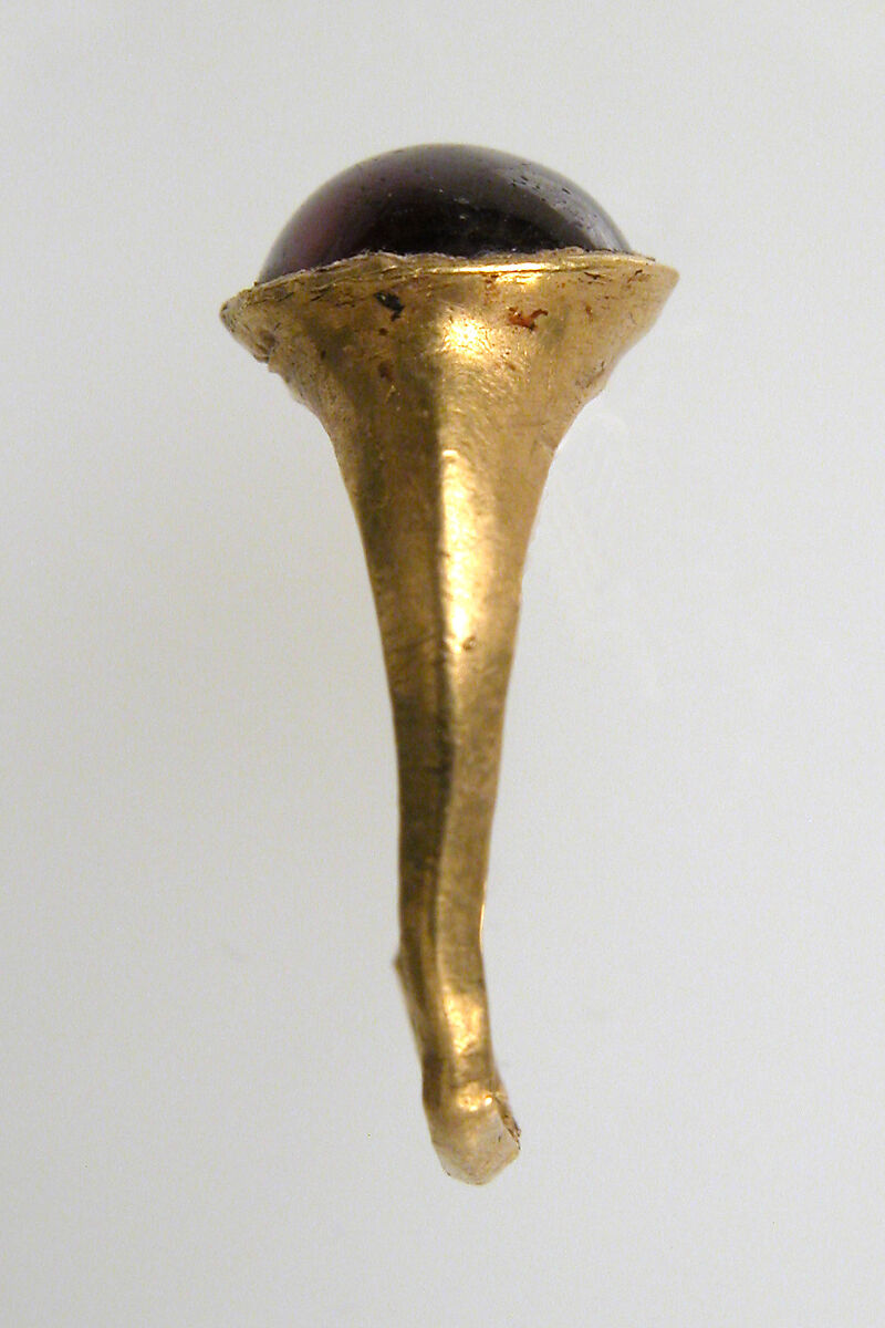 Finger Ring, Gold, garnet cabochon, Frankish