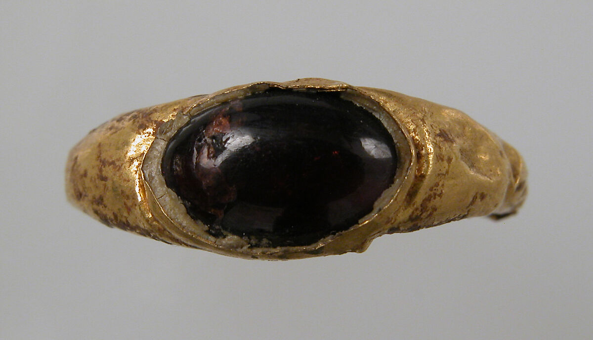 Finger Ring, Gold, garnet cabochon, Frankish