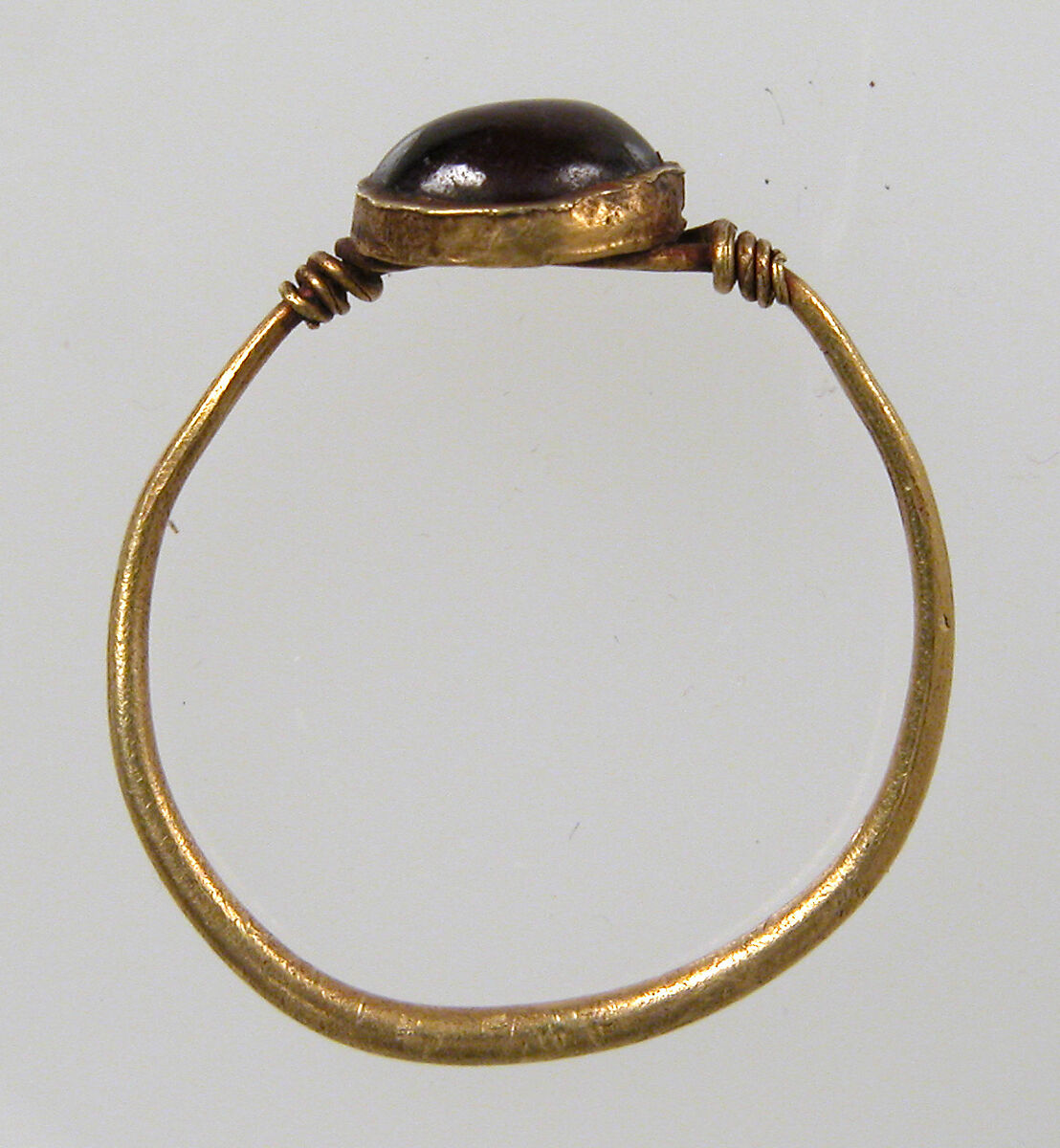 Finger Ring, Gold wire, garnet cabochon, Frankish