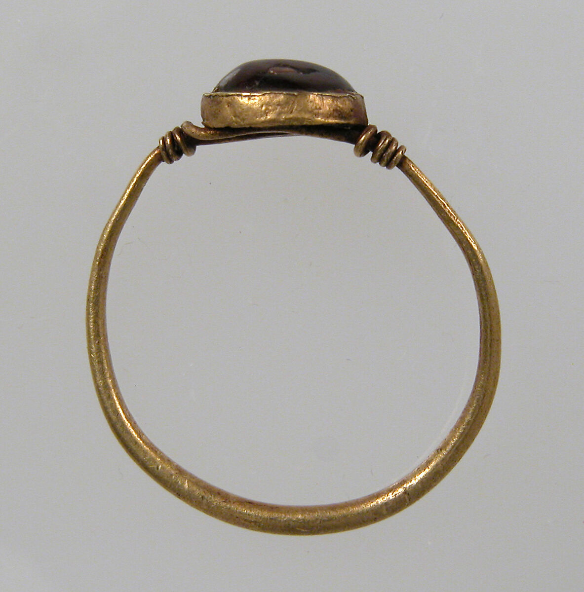Finger Ring, Gold wire, garnet cabochon, Frankish