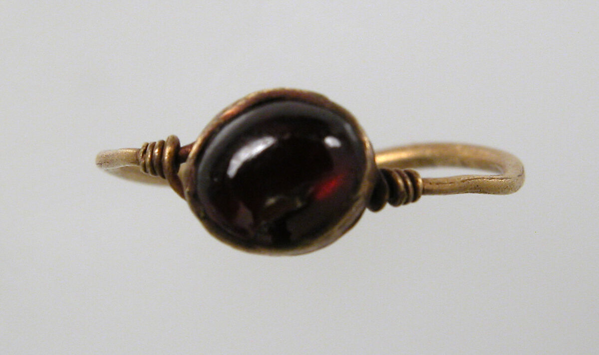 Finger Ring, Gold wire, garnet cabochon, Frankish