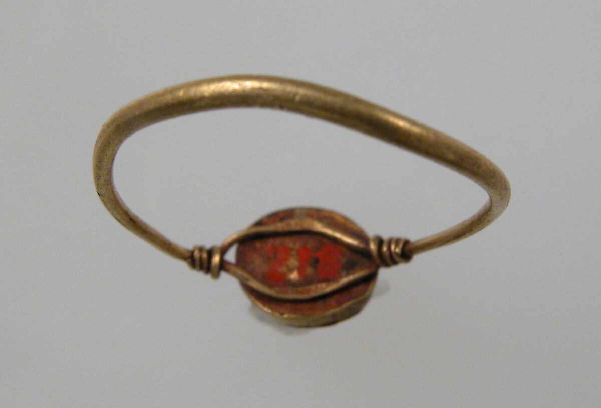 Finger Ring, Gold wire, garnet cabochon, Frankish