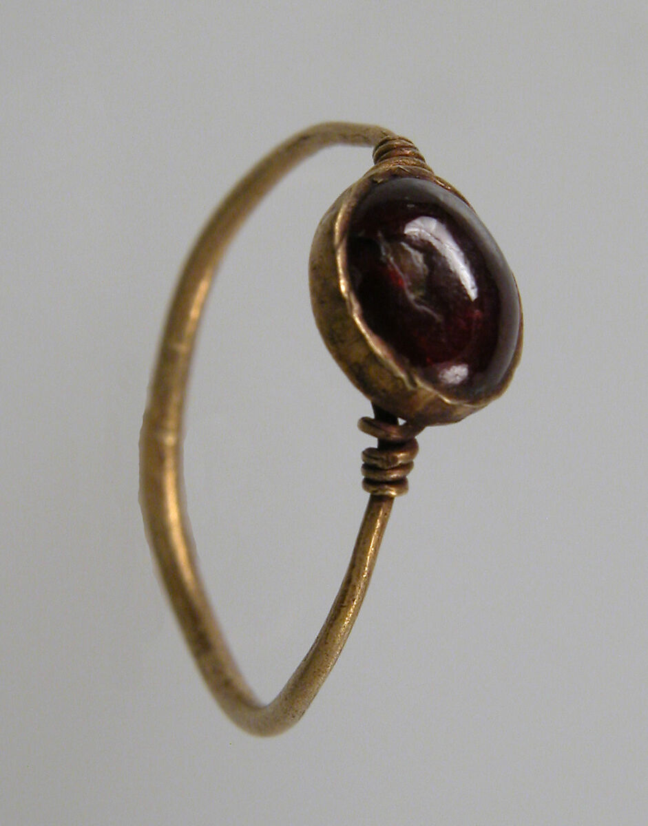 Finger Ring, Gold wire, garnet cabochon, Frankish 