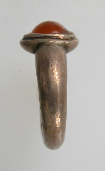 Finger Ring, Electrum, carnelian cabochon, European