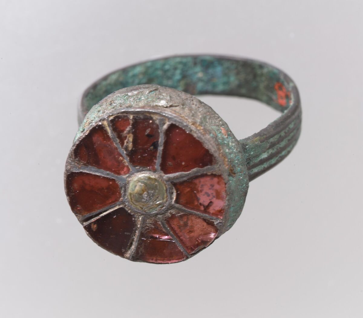 Finger Ring, Gold, garnet, mother-of-pearl, Frankish 