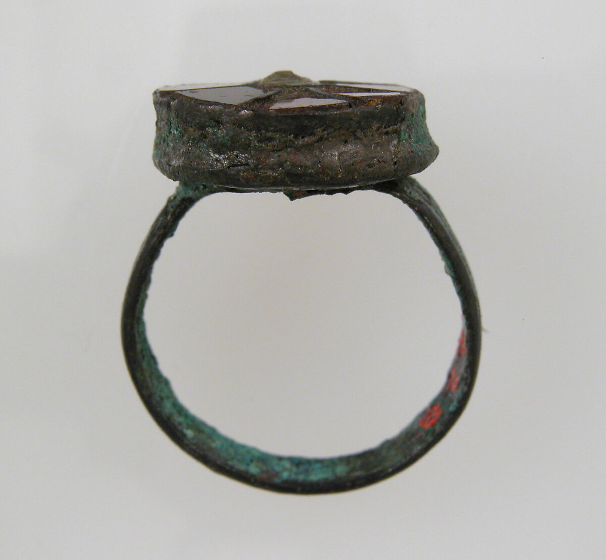 Finger Ring, Gold, garnet, mother-of-pearl, Frankish
