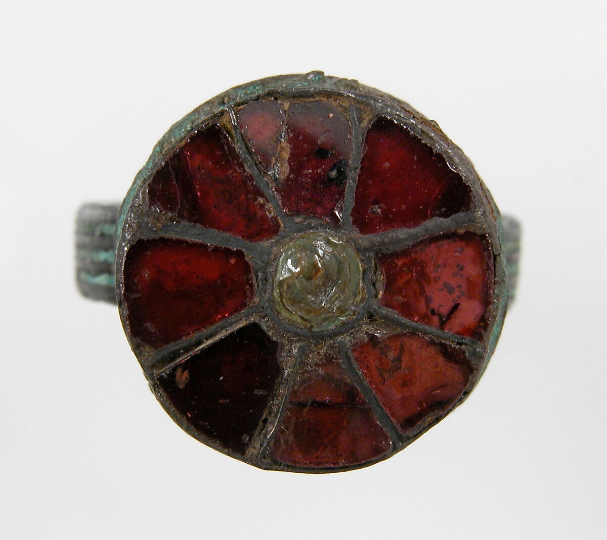 Finger Ring, Gold, garnet, mother-of-pearl, Frankish
