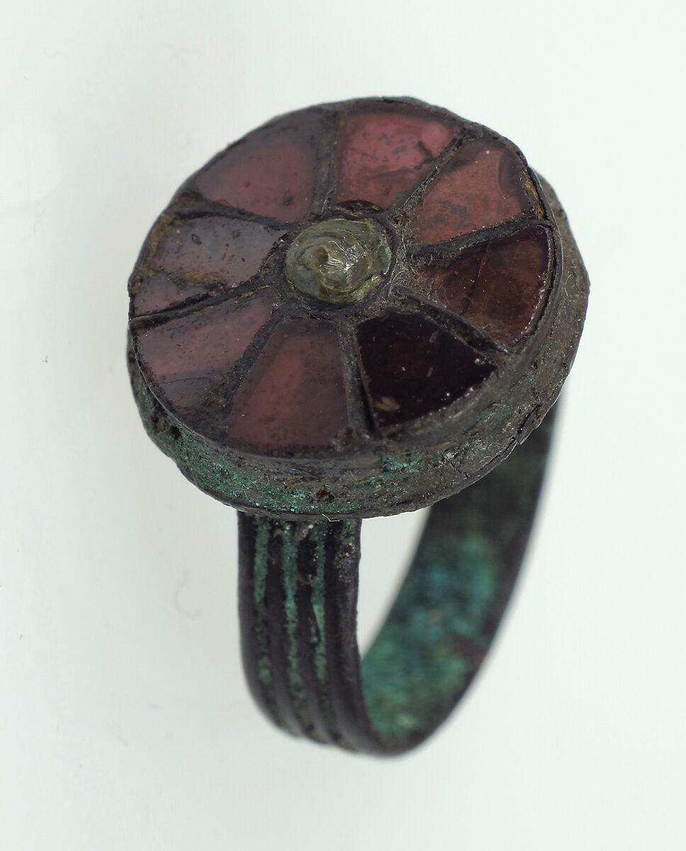 Finger Ring, Gold, garnet, mother-of-pearl, Frankish