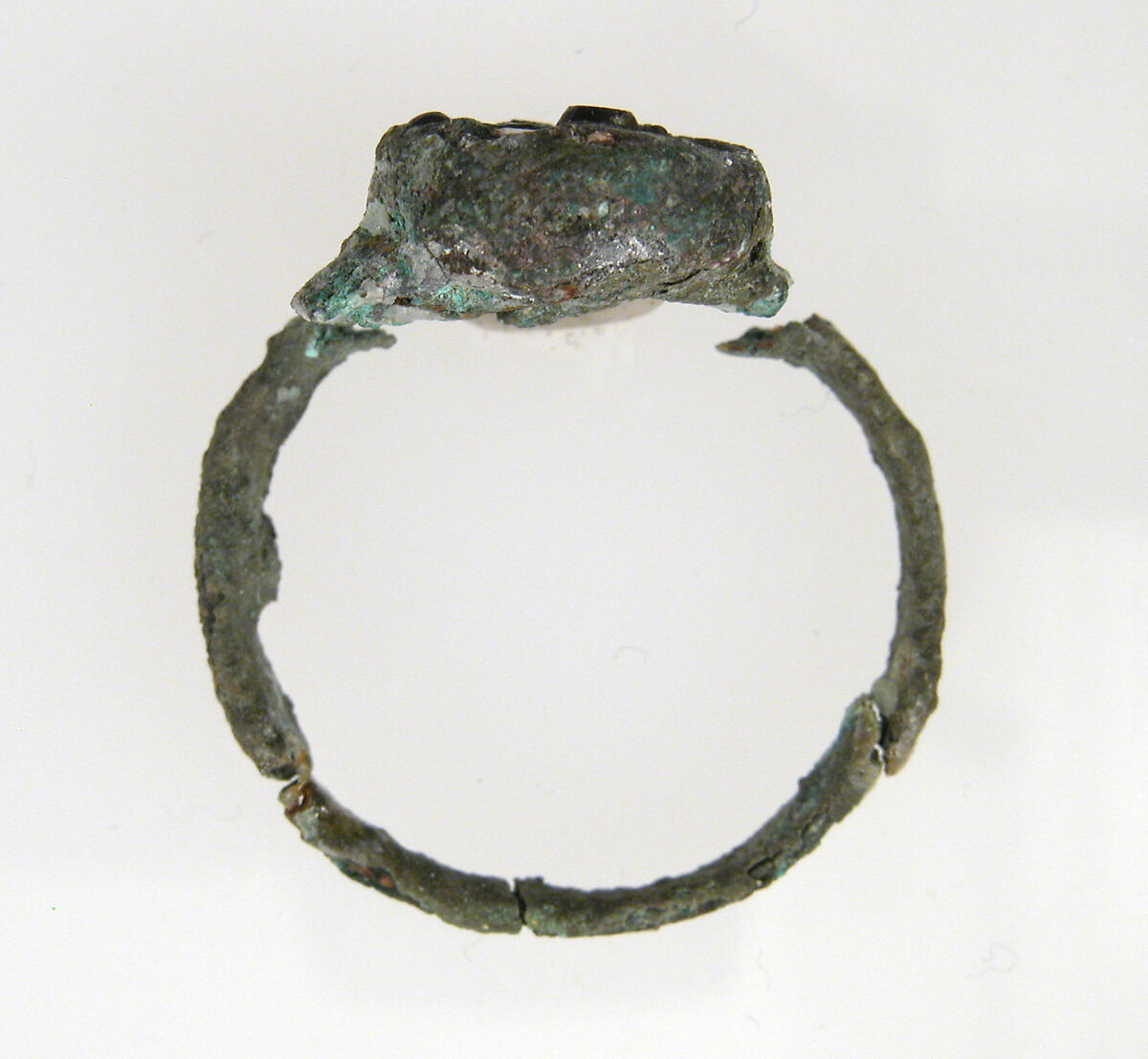 Finger Ring, Copper alloy, gilded copper, glass paste, and meersham or cuttlefish bone, Frankish