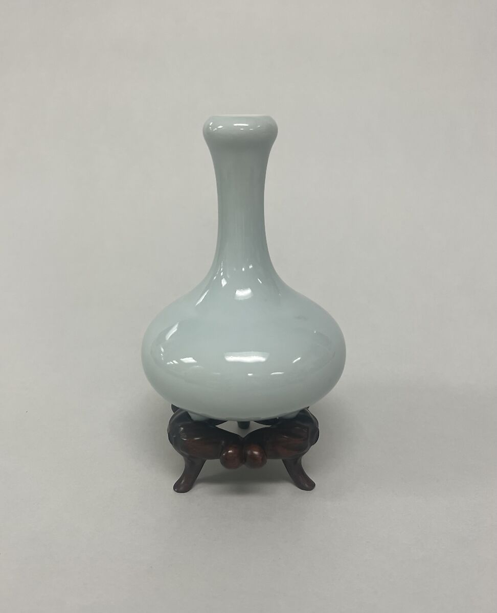 Tripod vase, Porcelain with clair de lune glaze (Jingdezhen ware), China 