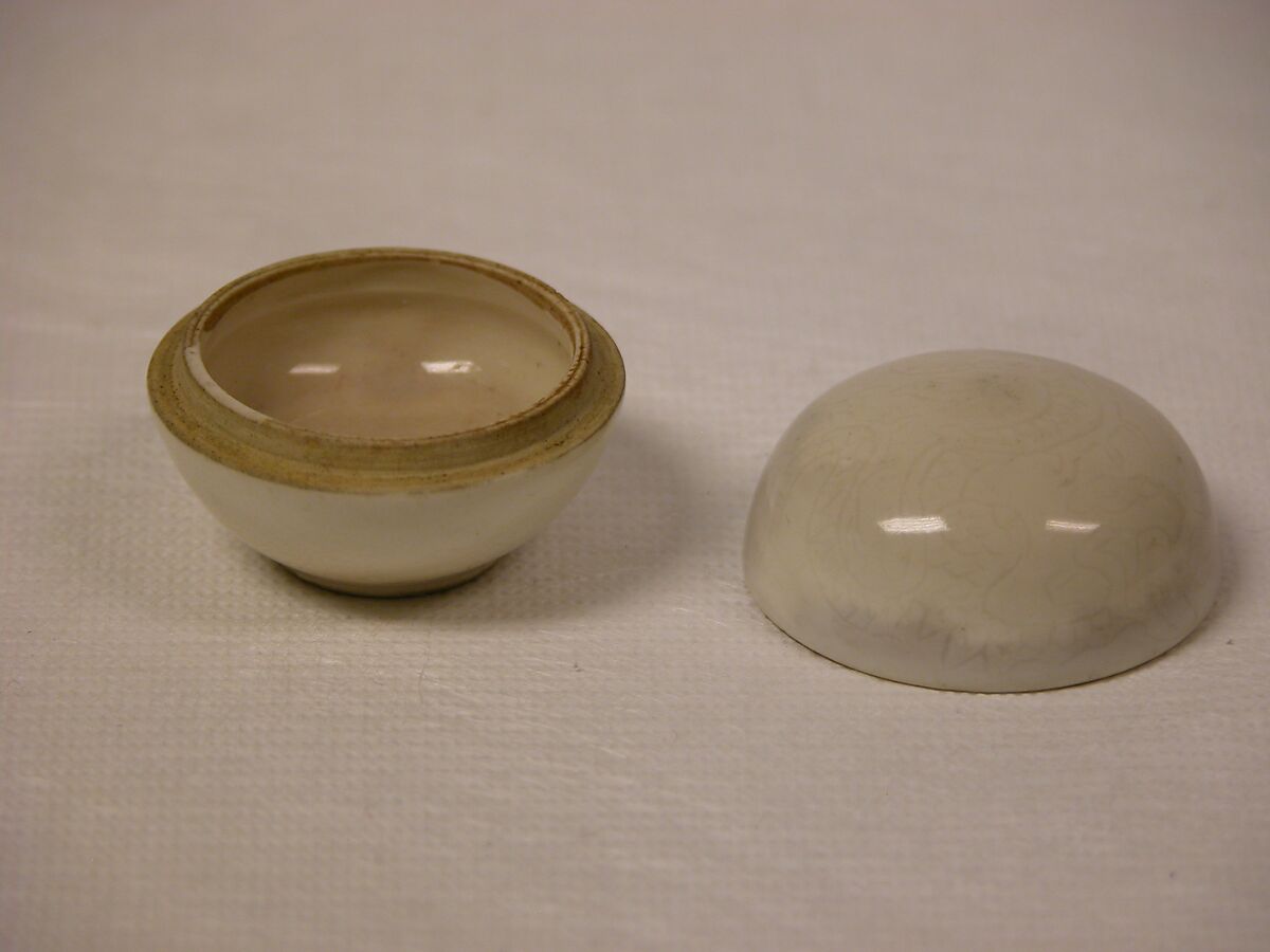 Rouge box with cover, Porcelain, China