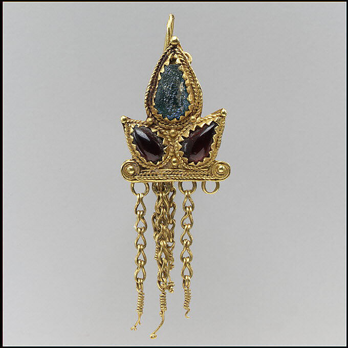 Earring, Gold, garnets, green glass, Sarmatian 