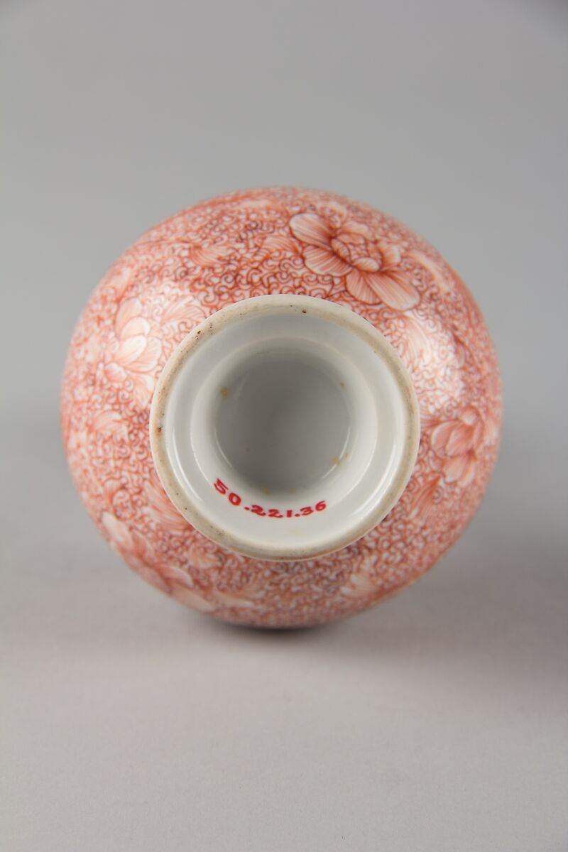 Vase with phoenix, Porcelain painted with overglaze red enamels and gold pigment (Jingdezhen ware), China