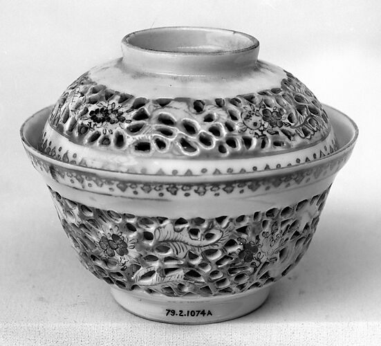 Covered cup with floral patterns