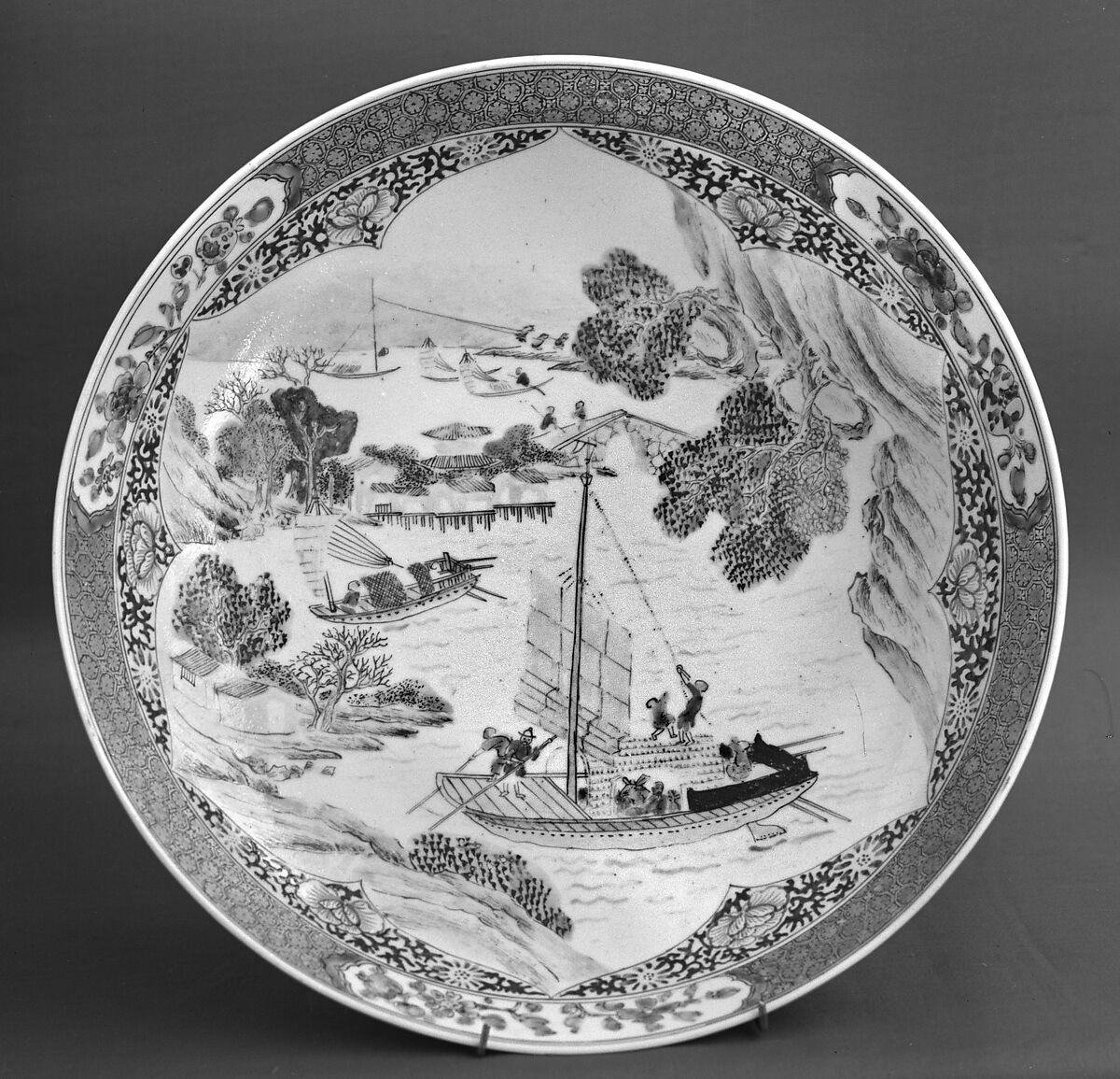 Dish with sailing-boat, Porcelain painted in overglaze polychrome enamels (Jingdezhen ware), China 