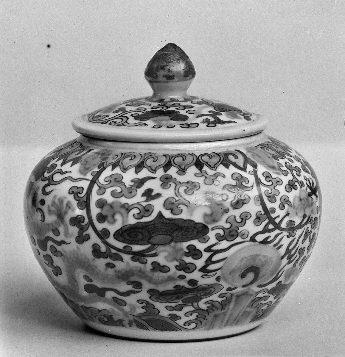 Covered jar with dragons, Porcelain painted in underglaze cobalt blue and overglaze polychrome enamels (Jingdezhen ware), China 
