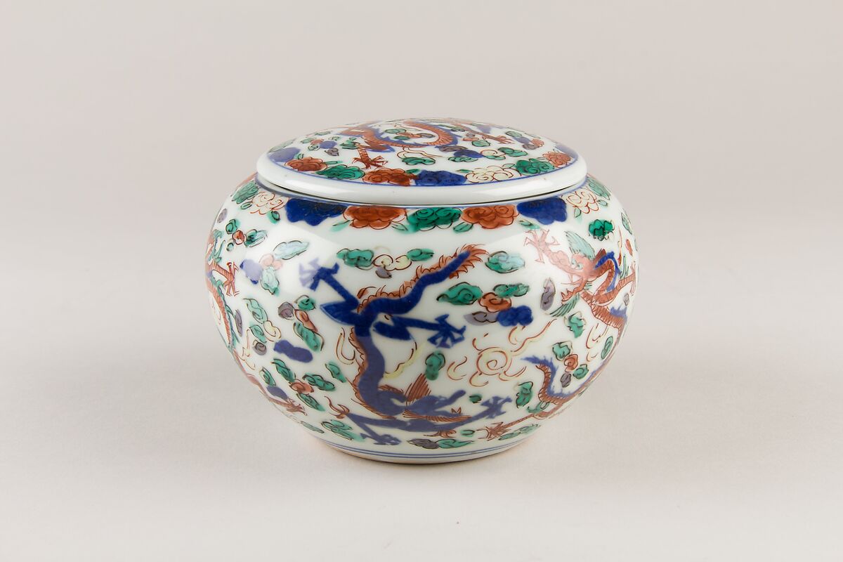 Covered bowl with dragons, Porcelain painted in overglaze polychrome enamels (Jingdezhen ware), China
