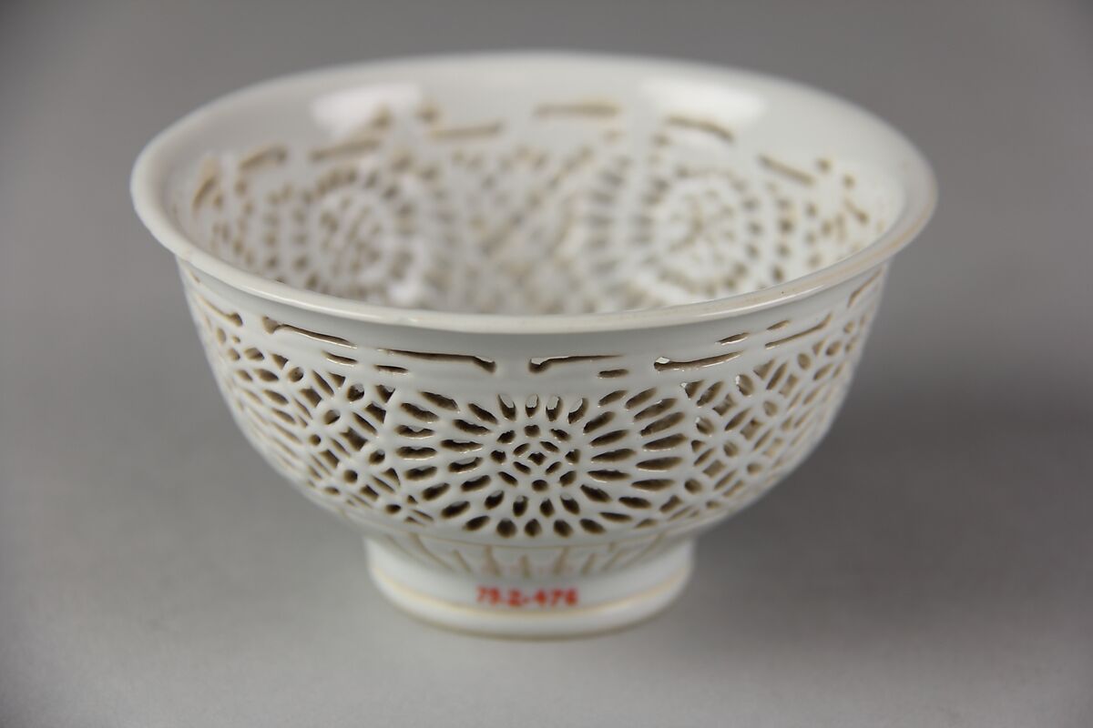 Bowl with floral pattern, Poecelain with reticulated decoration (Jingdezhen ware), China
