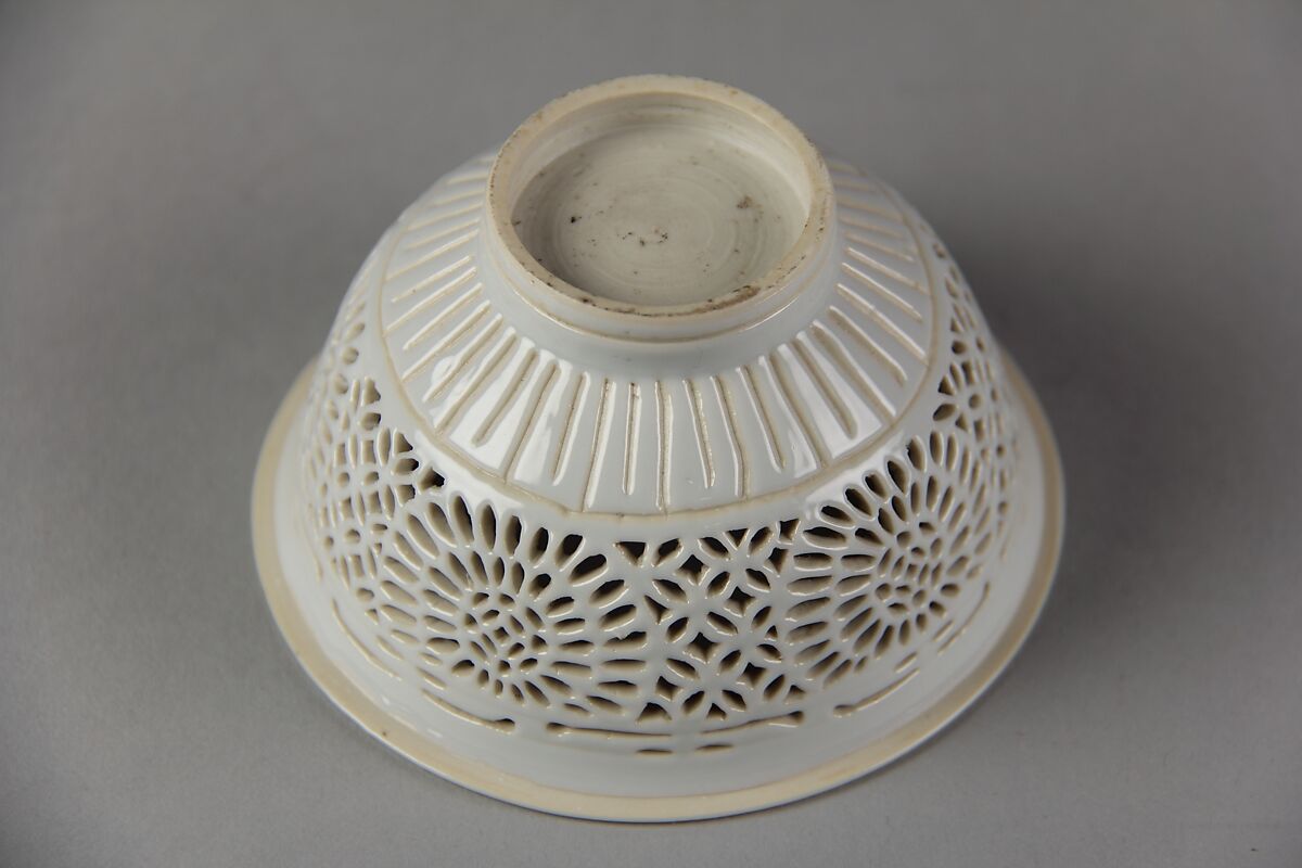 Bowl with floral pattern, Poecelain with reticulated decoration (Jingdezhen ware), China