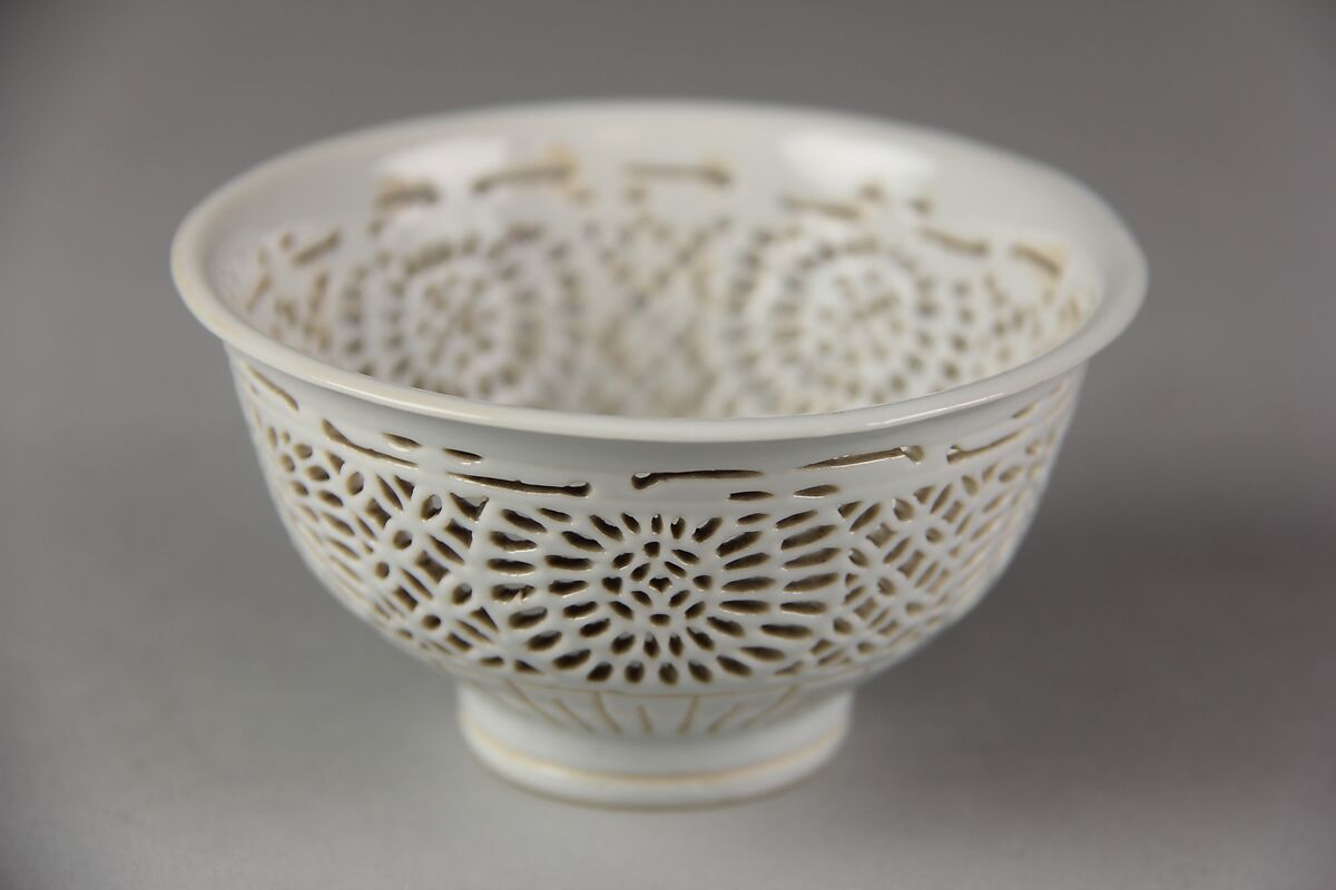 Bowl with floral pattern, Poecelain with reticulated decoration (Jingdezhen ware), China 