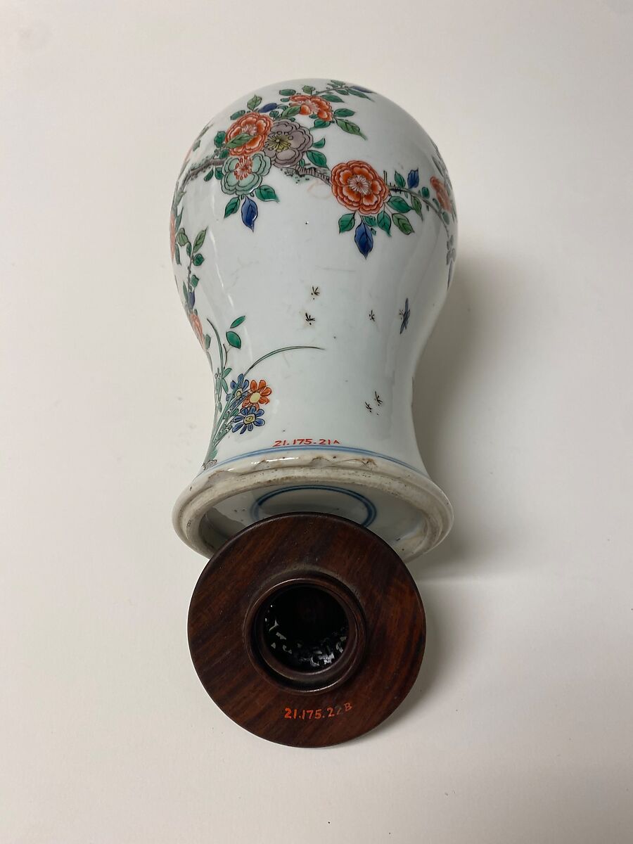 Vase with birds and flowers, Porcelain painted in overglaze polychrome enamels (Jingdezhen ware), wooden lid, China
