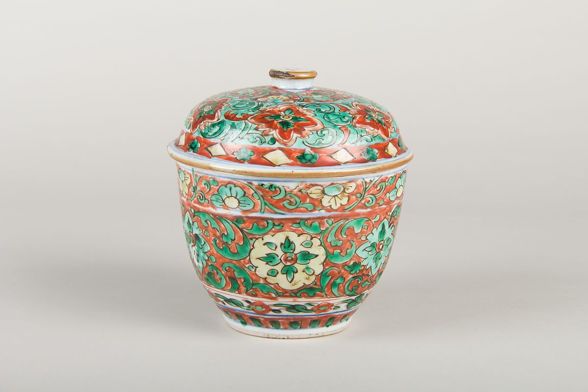 Covered jar with floral patterns (one of a pair), Porcelain painted in overglaze polychrome enamels (Jingdezhen ware), China 