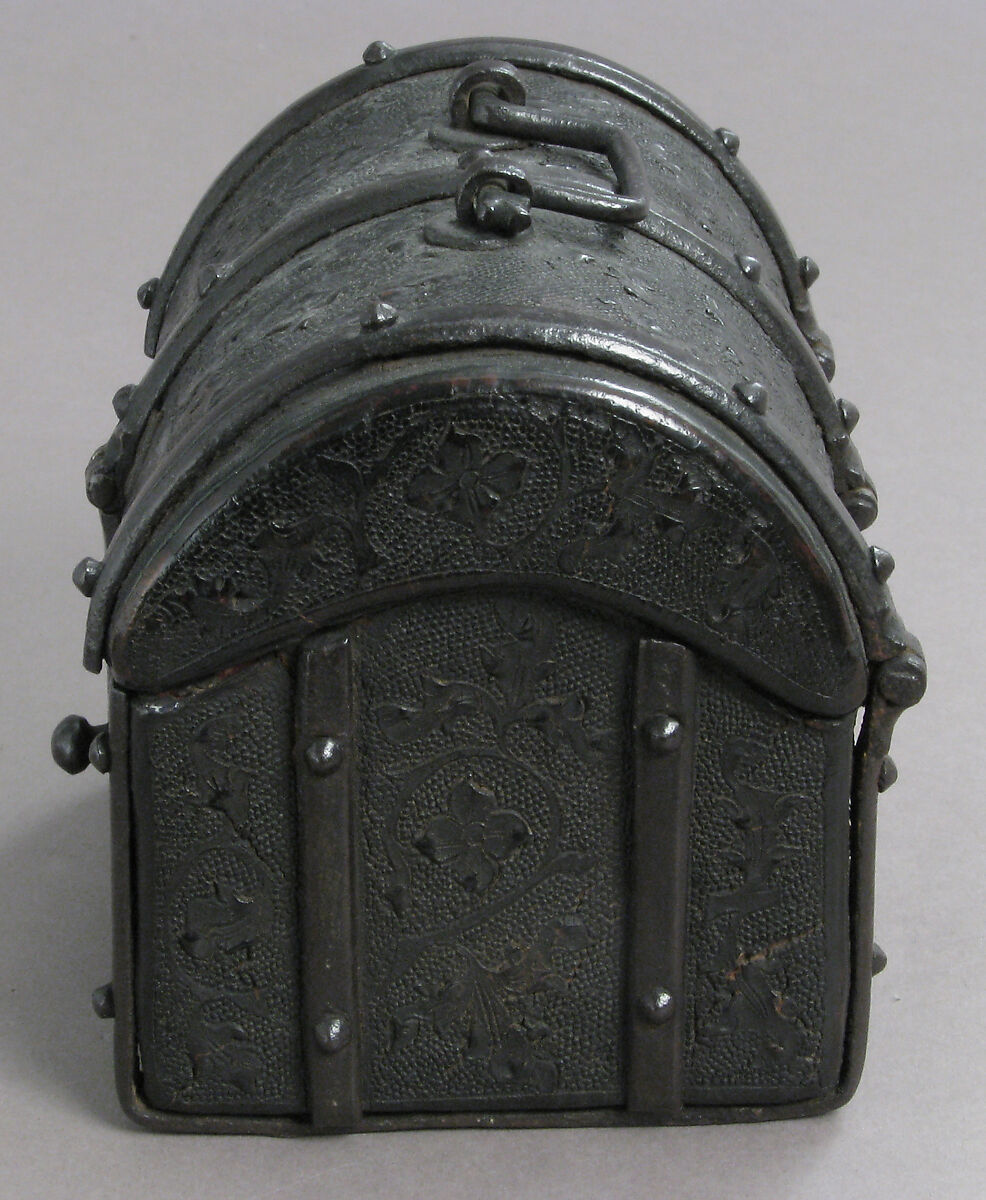 Coffret, Cuir bouilli (tooled leather), iron fittings, wood core, parchment lining, European