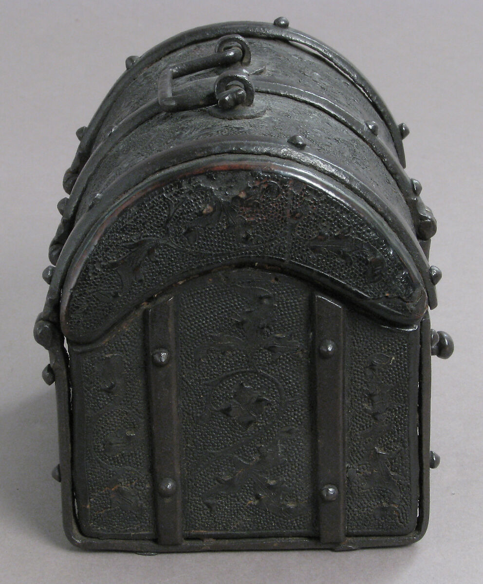 Coffret, Cuir bouilli (tooled leather), iron fittings, wood core, parchment lining, European