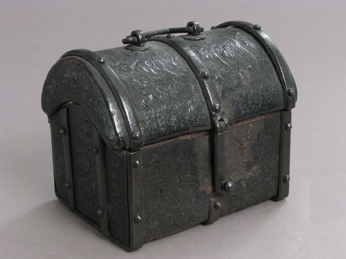 Coffret, Cuir bouilli (tooled leather), iron fittings, wood core, parchment lining, European