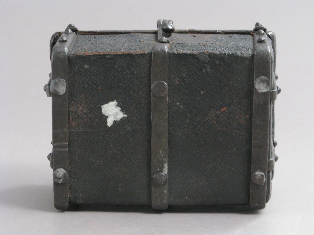 Coffret, Cuir bouilli (tooled leather), iron fittings, wood core, parchment lining, European