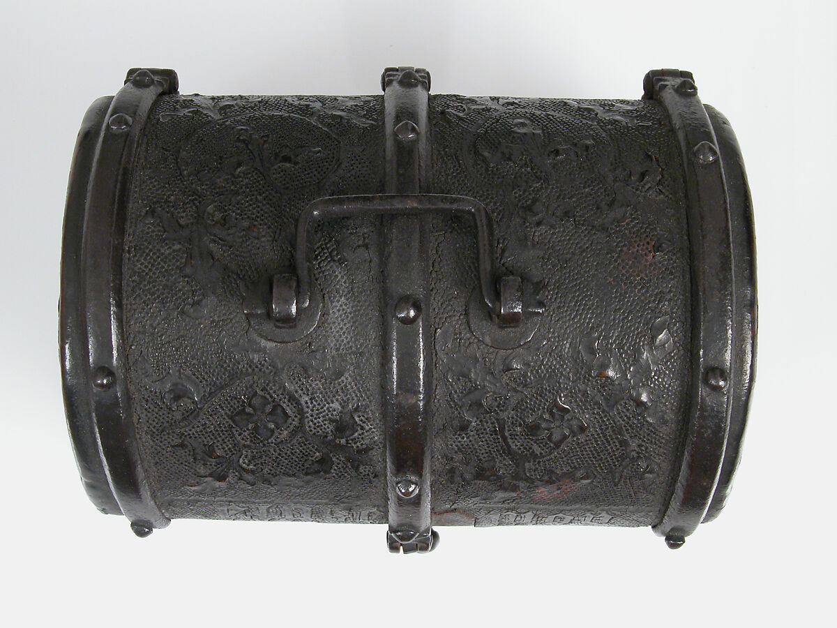 Coffret, Cuir bouilli (tooled leather), iron fittings, wood core, parchment lining, European