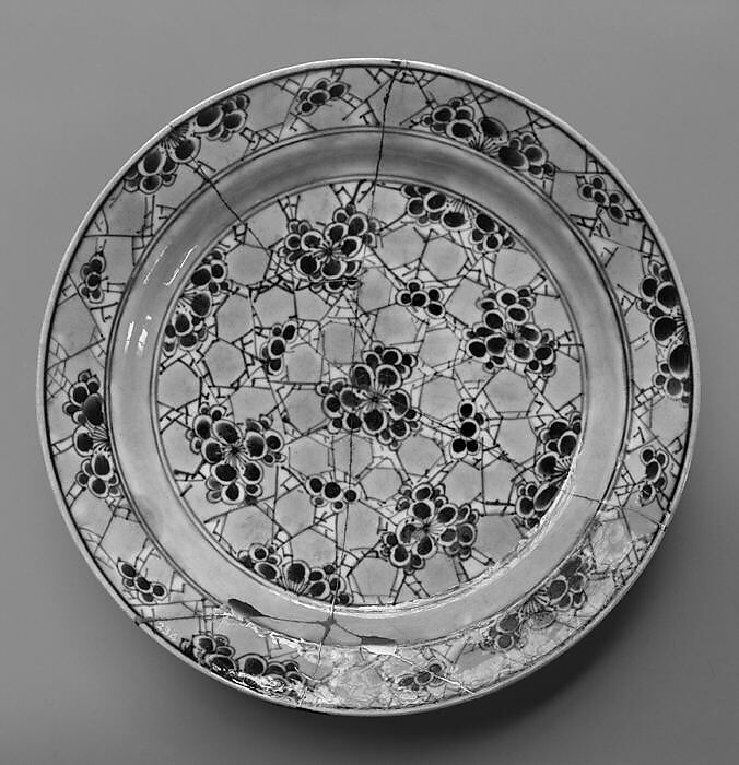 Dish with plum blossoms, Porcelain painted in overglaze polychrome enamels (Jingdezhen ware), China 
