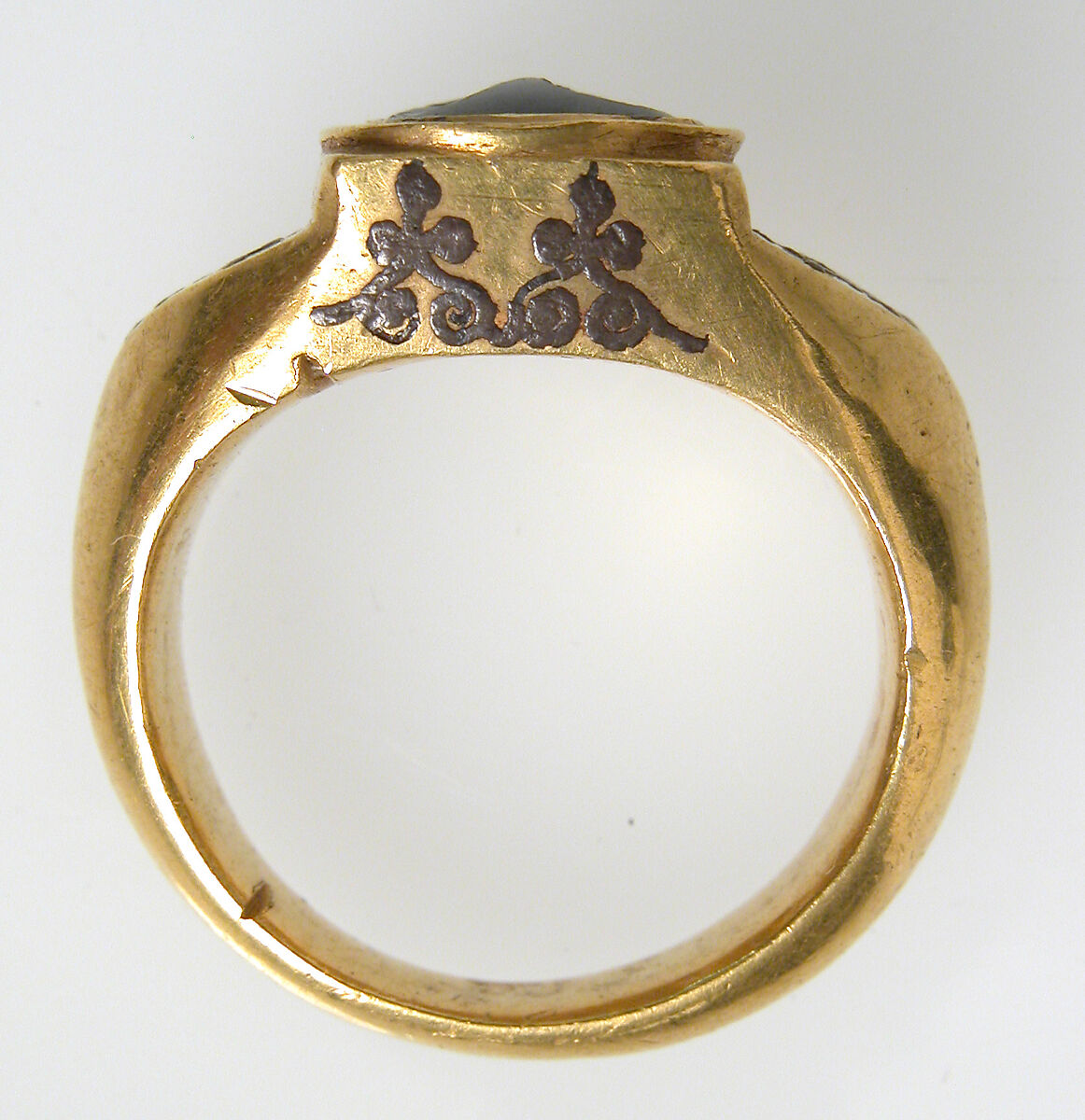 Finger Ring, Gold, with niello & sapphire intaglio, Byzantine
