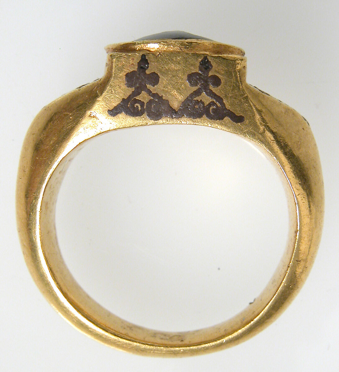 Finger Ring, Gold, with niello & sapphire intaglio, Byzantine
