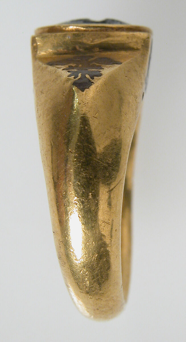Finger Ring, Gold, with niello & sapphire intaglio, Byzantine